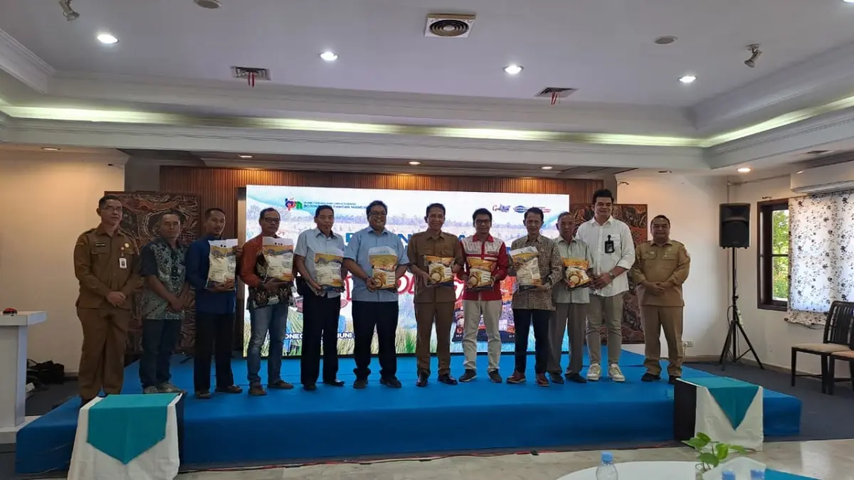 TUNJUKKAN: Bupati Wahono, Direktur BPM Huda, Anggota DPRD Lasuri, dan beberapa undangan menunjukkan beras unggulan Rojo Nogo, kemarin (29/6).