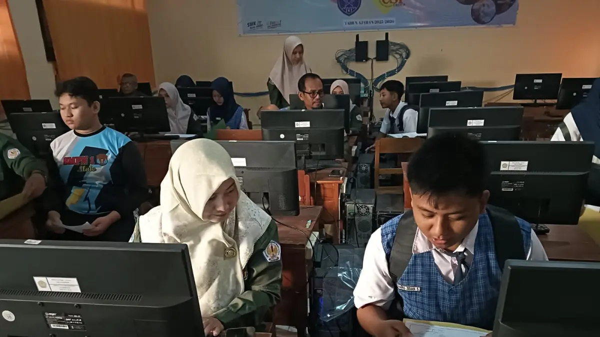 SPMB SMK: Pendaftaran SPMB jalur nilai prestasi akademik SMK menyisakan hari ini (1/7) hingga pukul 21.00. (M. IRVAN RAMADHON/RADAR BOJONEGORO)