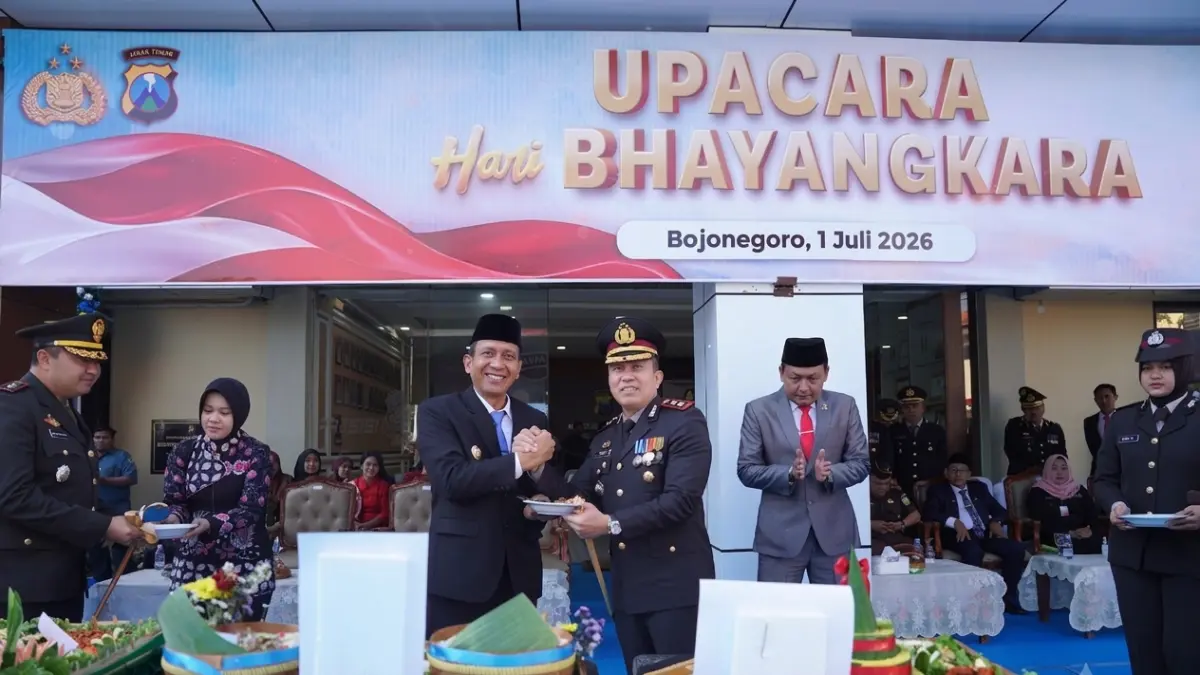 SINERGI: Peringatan Hari Bhayangkara ke-80 di Kabupaten Bojonegoro berlangsung khidmat dan penuh keakraban, dihadiri Bupati Bojonegoro H. Setyo Wahono, Komandan Dandim 0813 Bojonegoro Letkol Inf Dedy Dwi Wijayanto, serta Ketua DPRD Bojonegoro Abdulloh Umar.&nbsp; (ISTIMEWA/RADAR BOJONEGORO)