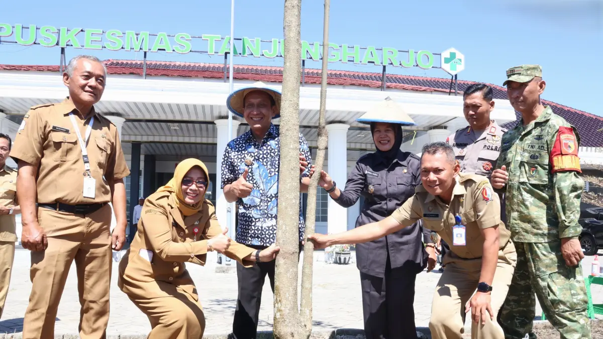 PERESMIAN : Bupati Setyo Wahono meresmikan Puskesmas Tanjungharjo.
