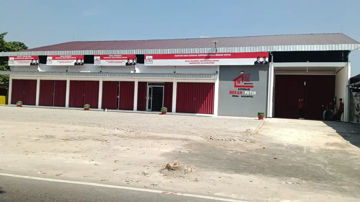 PROYEK PUSAT: Gerai KDKMP di Kecamatan Kapas ini terlihat sepi. Proyek pusat ini mendapat sorotan publik. (YANA DWI KURNIYA WATI/RADAR BOJONEGORO)