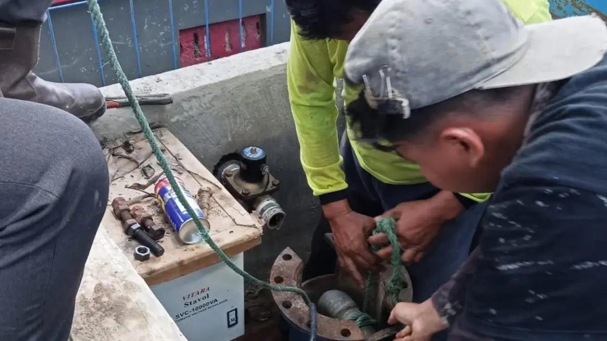 JAGA PASOKAN AIR: Petugas PDAM melakukan pemeliharaan pipa air, sebagai persiapan menghadapi musim kemarau. (ACHMAD SYAEROYZI/RDR.BJN)