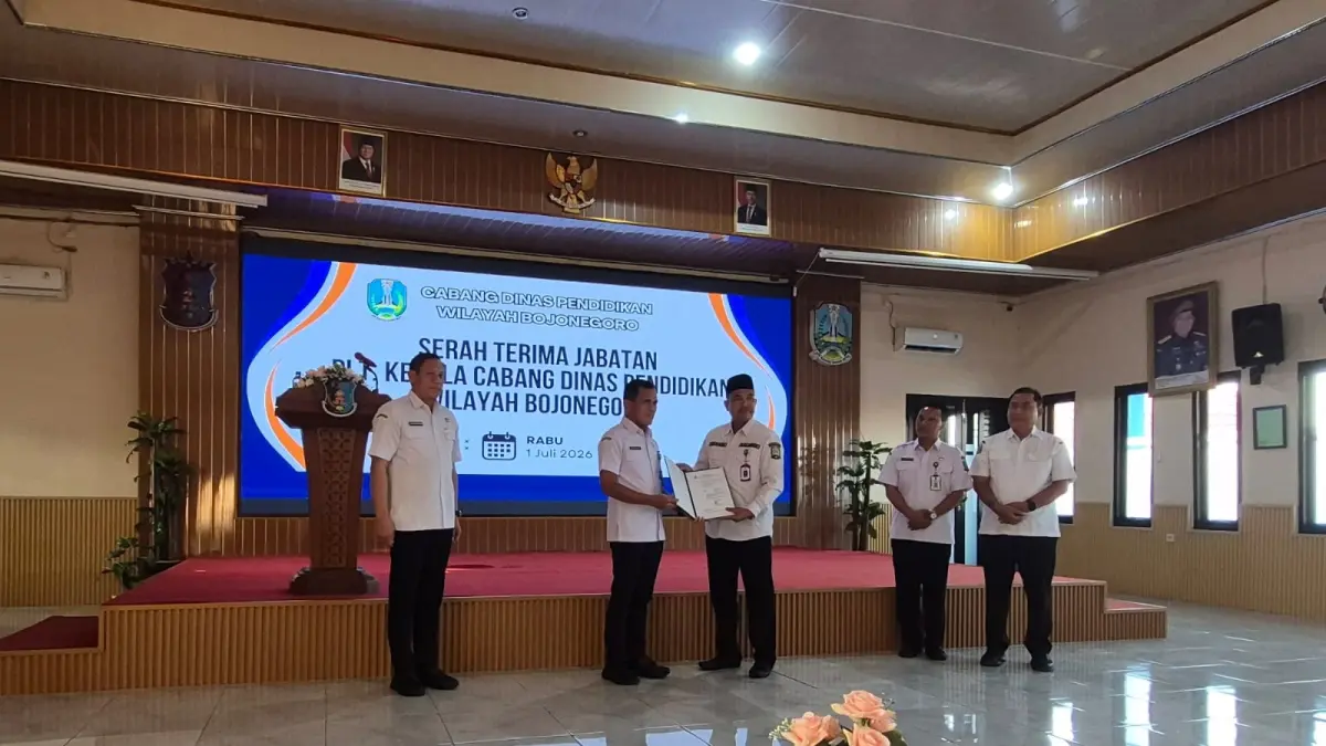 KACABDINDIK BARU: Serah terima jabatan plt Kacabdindik Jatim Wilayah Bojonegoro-Tuban dari Agus Hariyono ke Maskun, di Aula SMADa Tappra Bojonegoro Rabu (1/7). (M. IRVAN RAMADHON/RADAR BOJONEGORO)