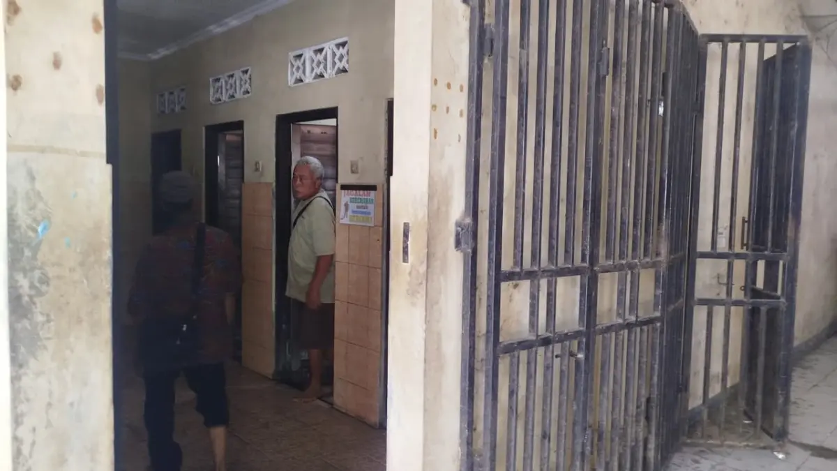 PASAR: Pedagang Pasar Sido Makmur Blora yang keluar toilet saat melihat tak ada air yang mengalir.