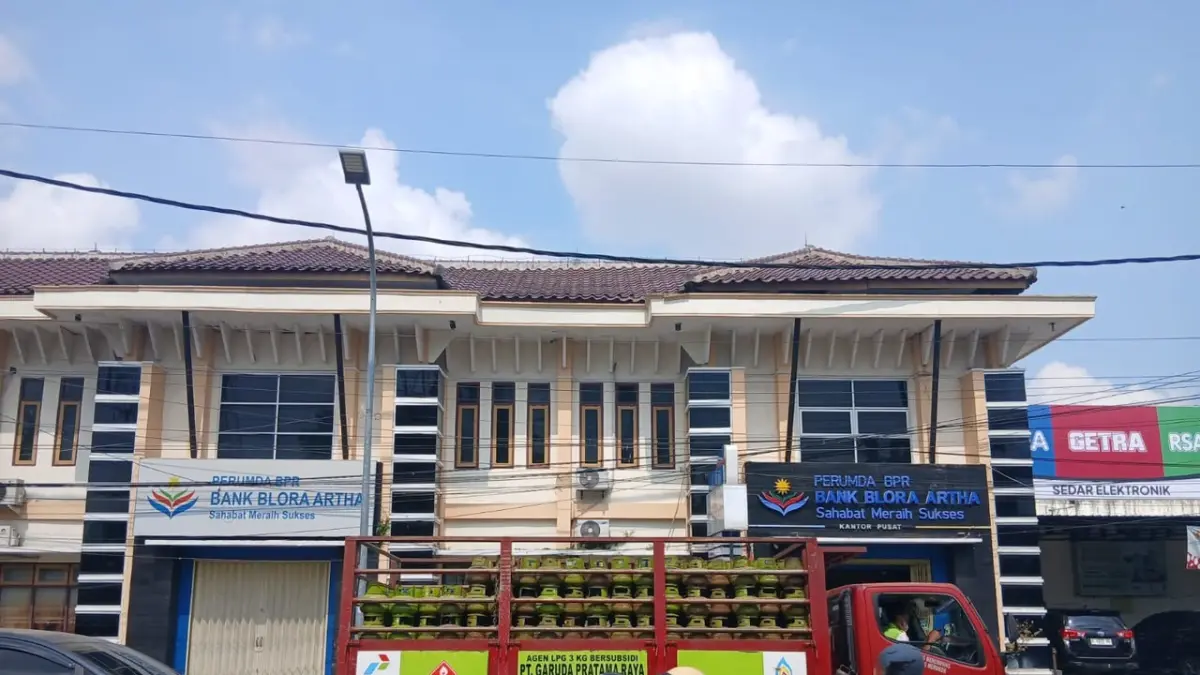 KENA MASALAH: Kantor BPR Blora yang terkena masalah kredit macet. (RAHUL OSCARRA DUTA/RADAR BOJONEGORO)
