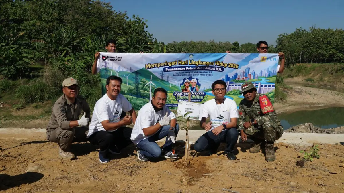 PEDULI LINGKUNGAN : PLN UP3 Bojonegoro tanam pohon di sempadan Bengawan Solo di Desa Selogabus, Tuban.