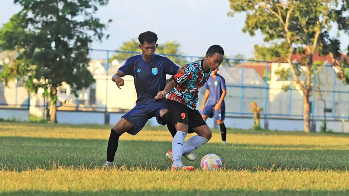 BERLAGA: Persibo U-17 saat menjamu Persela U-17 di Lapangan Reso Truno Desa Pacul Kecamatan Bojonegoro. (M. IRVAN RAMADHON/RADAR BOJONEGORO)