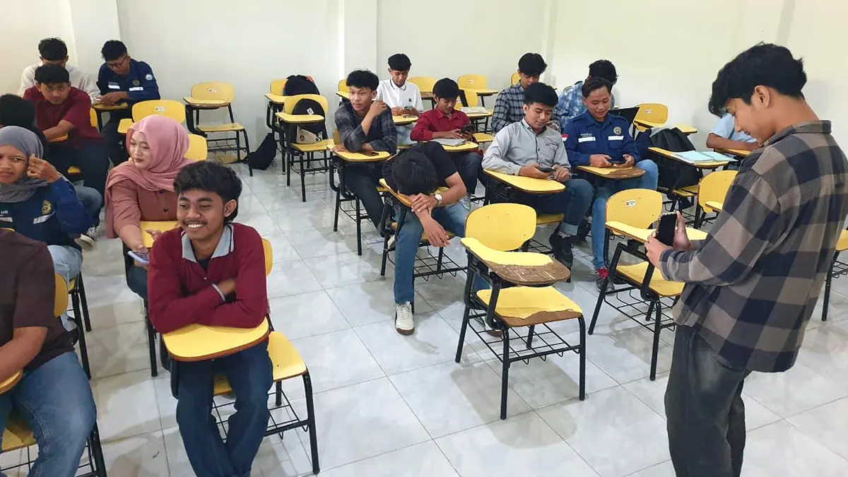 KULIAH: Mahasiswa Bojonegoro saat sedang di kelas. (DEWI SAFITRI/RADAR BOJONEGORO) 