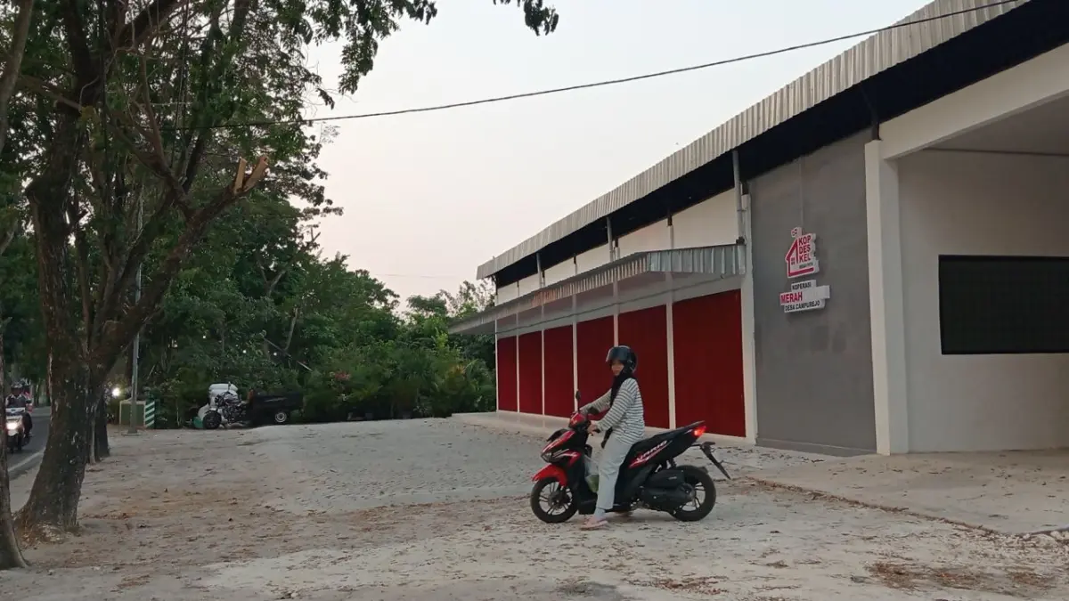 TUTUP: Salah satu gerai KDKMP di Bojonegoro memilih tutup sejak Jumat ()3/7, karena karyawan menganggap tidak ada SOP yang jelas. (YANA DWI KURNIYA WATI/RADAR BOJONEGORO)
