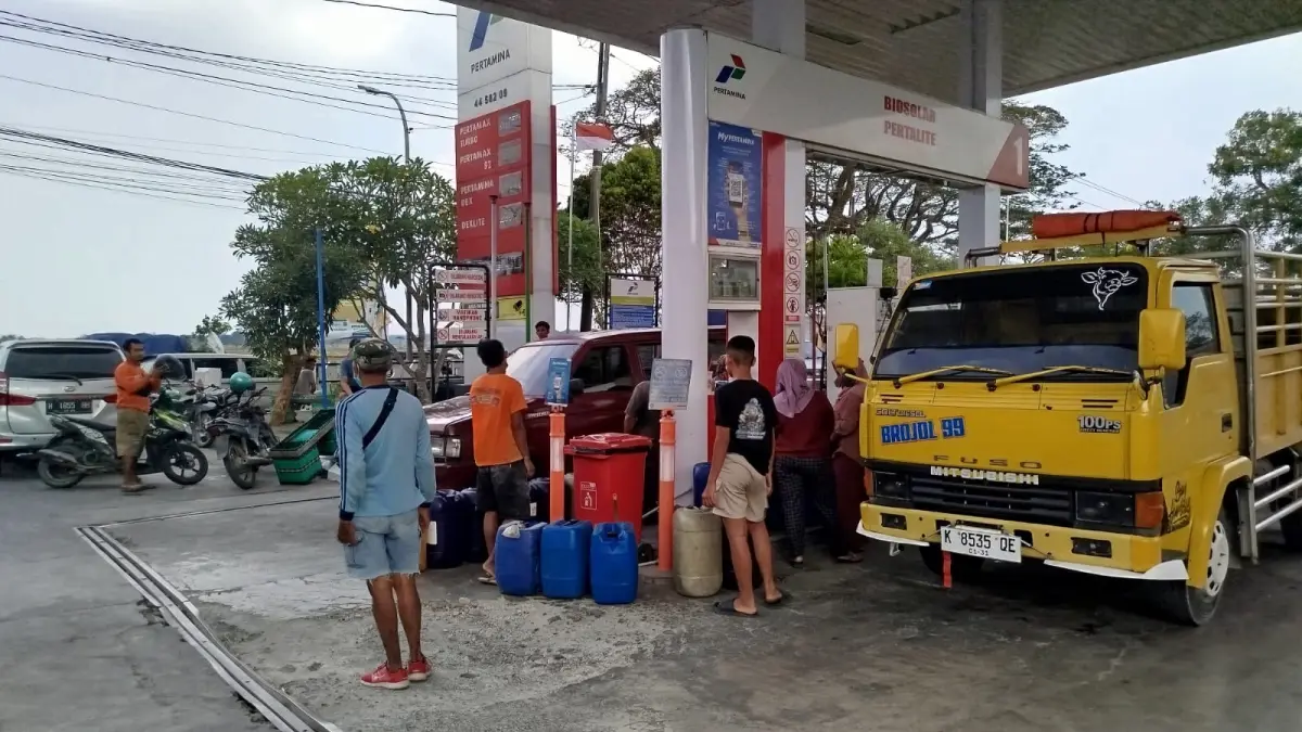 DISERBU: Masyarakat yang membawa jeriken dan sejumlah kendaraan yang mengantre solar di SPBU Mlangsen. (ACHMAD SYAEROYZI/RDR.BJN )