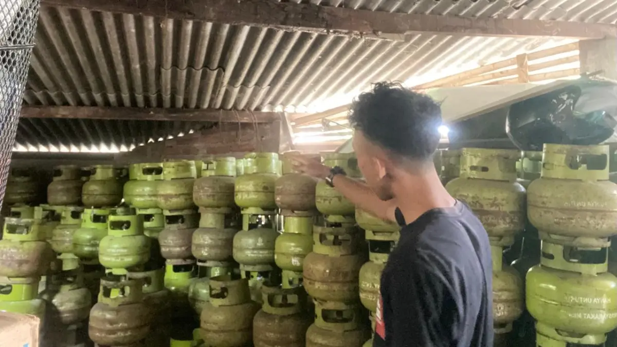 ELPIJI SUBSIDI: Warga keluhkan kelangkaan elpiji 3 kilogram. (YANA DWI KURNIYA WATI/RADAR BOJONEGORO)