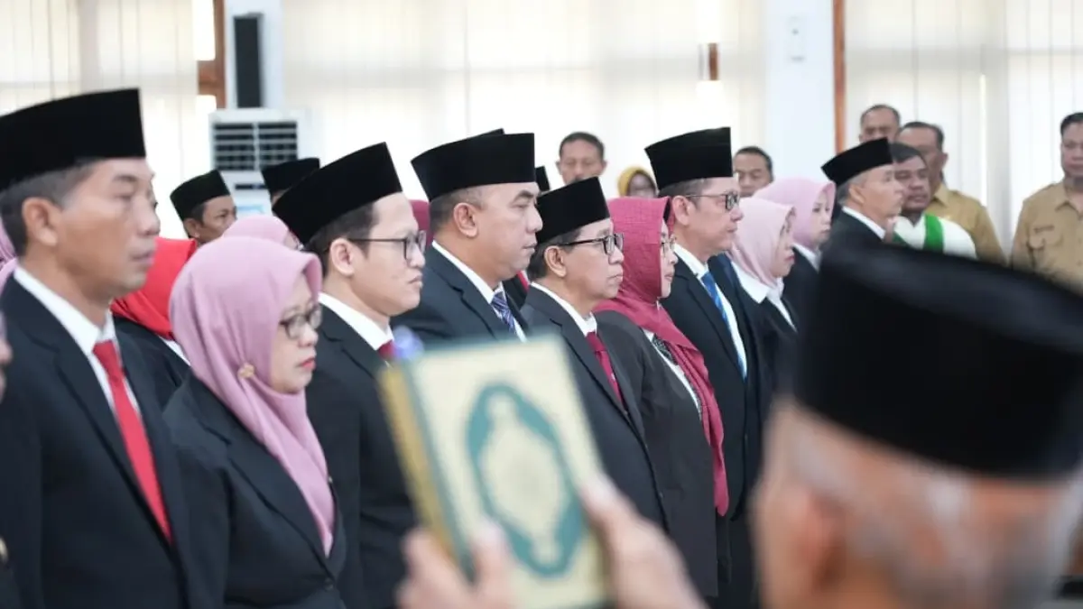 DISUMPAH: Bupati melantik 195 ASN di lingkup Pemkab Bojonegoro untuk pengisian kepala OPD hingga kepala sekolah. Tapi, masih menyisakan kekosongan 89 kursi kepala sekolah. (DEWI SAFITRI/RADAR BOJONEGORO)