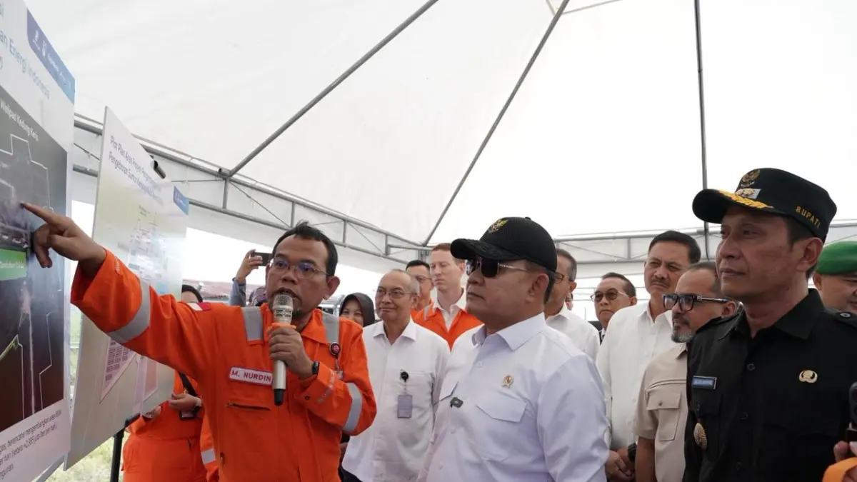 TURUN LAPANGAN: Kepala KSP Dudung Abdurachman didampingi Bupati Bojonegoro Setyo Wahono saat di Lapangan KKW Desa Sukoharjo, Kecamatan Kalitidu kemarin (7/7).