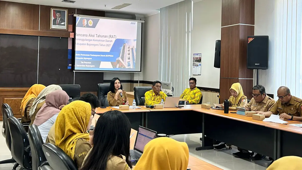 Kepala Bappeda Bojonegoro, Helmy Elisabeth, SP., MM., memimpin pemaparan RAT penanggulangan kemiskinan tahun 2027 di Partnership Room Gedung Pemkab Bojonegoro. (UNIGORO FOR RADAR BOJONEGORO)
