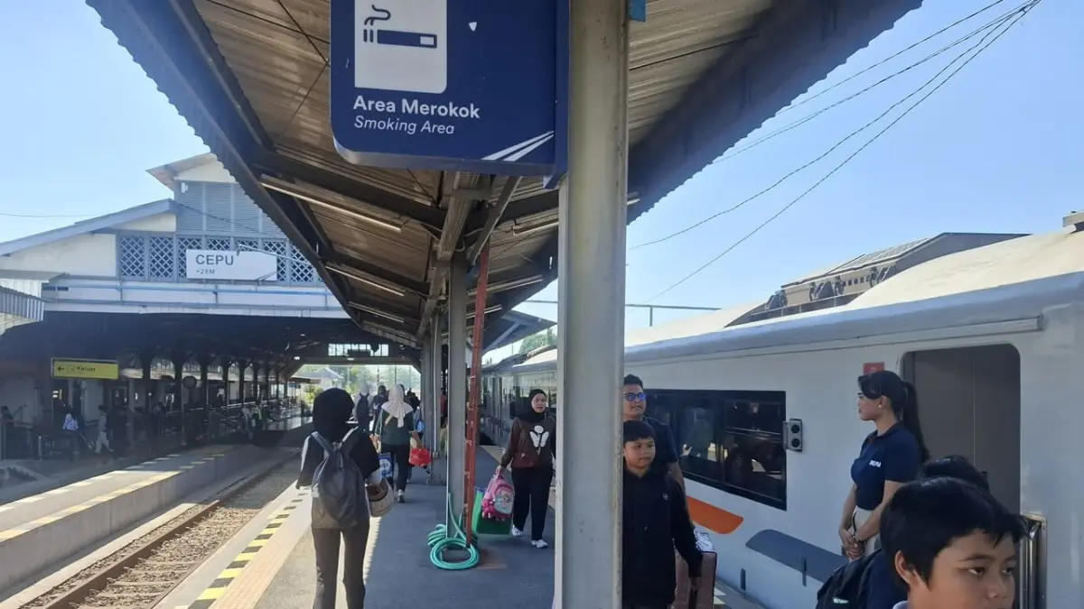 MOBILISASI MENINGKAT: Stasiun Cepu masih menjadi salah satu simpul transportasi penting yang menghubungkan wilayah selatan Jawa Tengah dengan sejumlah kota di Jawa Timur maupun daerah lainnya. (ISTIMEWA/RADAR BOJONEGORO)