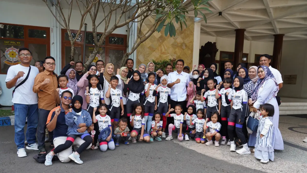Setyo Wahono beri semangat kepada atlet Thunders Bojonegoro yang akan berjuang di Jatim Open 2026. (ISTIMEWA/RADAR BOJONEGORO) 