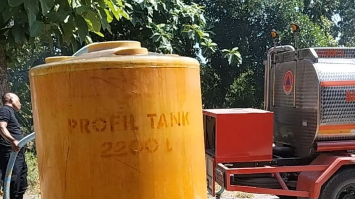 SOLUSI JANGKA PENDEK: Petugas mengirim air di desa terdampak kekeringan sebagai solusi jangka pendek. Butuh solusi jangka panjang, karena kekeringan termasuk bencanan musiman. (ISTIMEWA/RADAR BOJONEGORO)