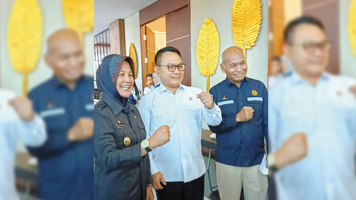 TAMBAH JARGAS: Wabup Bojonegoro Nurul Azizah bersama KSP Dudung Abdurachman dan Kepala SKK Migas Joko Siswanto setelah membahas penambahan jargas di Bojonegoro. (MUHAMMAD SUAEB/RADAR BOJONEGORO)