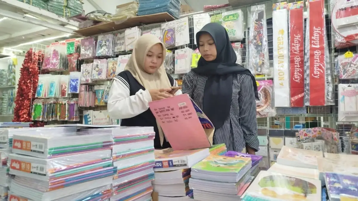 TERPENGARUH MOMEN: Aktivitas salah satu toko ATK di Blora yang ramai pembeli jelang TAB. (ISTIMEWA/RADAR BOJONEGORO)