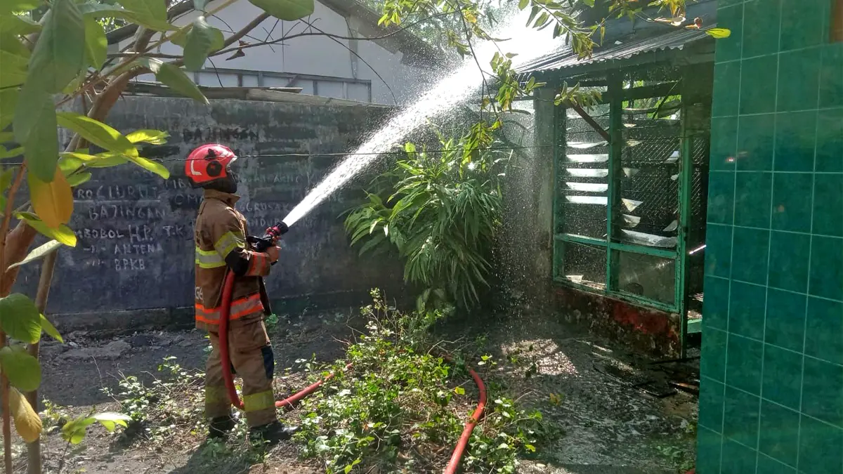 PADAMKAN API: Petugas Damkarmat Bojonegoro berjibaku memadamkan api. Sejak 1 Juli sudah tercatat 19 kejadian. (M. IRVAN RAMADHON/RADAR BOJONEGORO)