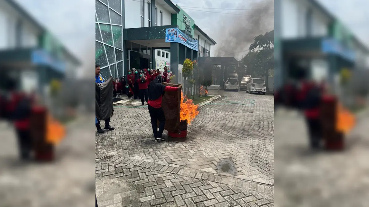 EDUKASI: DAMKARMAT Bojonegoro saat edukasi di RSUD Kepoh baru. (ISTIMEWA/RADAR BOJONEGORO)