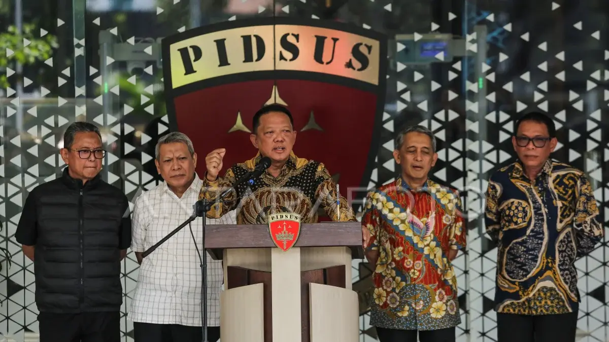 Konferensi pers Jaksa Agung Muda Tindak Pidana Khusus (Jampidsus) Kejaksaan Agung Febrie Adriansyah (tengah) di Kejaksaan Agung, Jakarta, Jumat (10/7). (ANTARA FOTO) 