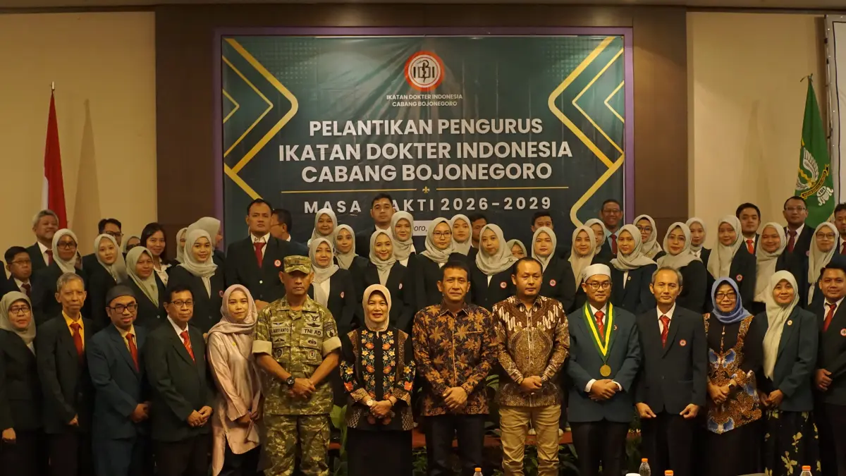 DILANTIK: Dokter Pramono (berpeci) selaku Ketua IDI Cabang Bojonegoro terpilih bersama 77 pengurus dilantik di Hotel Aston, Sabtu (11/7). Turut hadir Bupati SetyoWahono, Wakil Bupati Nurul Azizah, Ketua DPRD Abdulloh Umar, jajaran forkompimda, Kepala Dinas Kesehatan Ninik Susmiati, dan Wakil Ketua IDI Jawa Timur dr. Saifudin Zukhri. (FARHAN REZA ARDIANSYAH/RADAR BOJONEGORO)