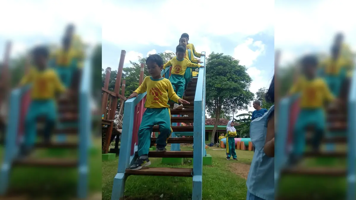 CERIA: Anak TK sedang bermain di taman sekolah. Hari ini (13/7), para siswa sudah kembali masuk sekolah serta memasuki tahun ajaran baru. (M. IRVAN RAMADHON/RADAR BOJONEGORO)