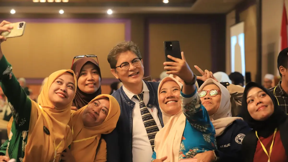 SEMINAR: Foto Dokter Boyke selfie bersama peserta seminar (Farhan Reza/RADAR BOJONEGORO) 