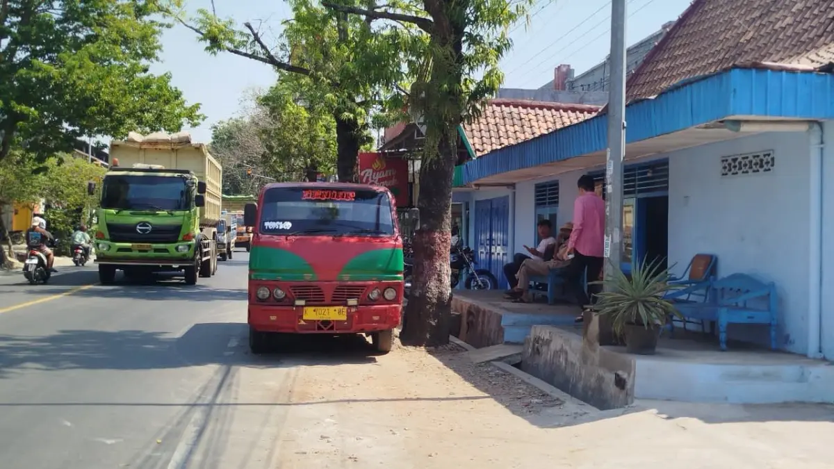 TIDAK BANYAK : Transportasi umum dengan rute Blora - Cepu yang sedang berhenti di eks stasiun Blora. (ACHMAD SYAEROZI/RADAR BOJONEGORO)