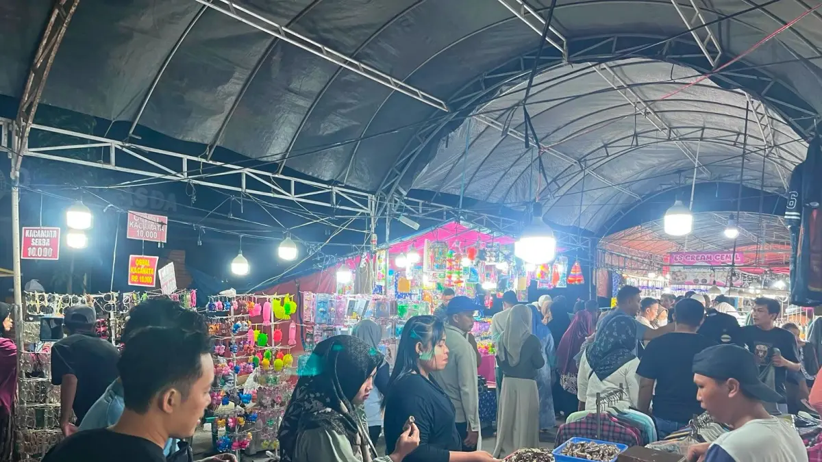 TRADISI: Pelaku UMKM ikut meramaiakan Haul Sunan Pojok Blora. (RAHUL OSCARRA DUTA/RADAR BOJONEGORO)