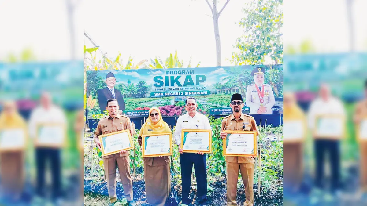 PENGHARGAAN: Plt Kepala Cabang Dinas Pendidikan Wilayah Bojonegoro-Tuban Maskun S.Pd., M.M menerima penghargaan SIKAP Awards Disdik Jatim 2026 dari Menteri Pendidikan Dasar dan Menengah Republik Indonesia Prof. Dr. Abdul Mu