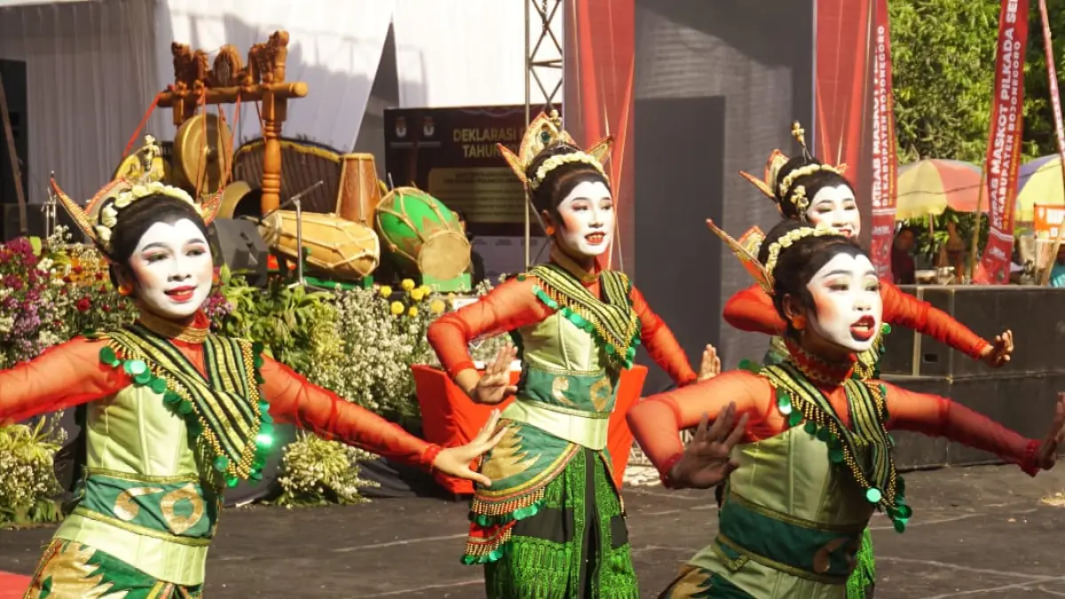 BUDAYA: Prform para penari Thengul (FARHAN REZA/RADAR BOJONEGORO)