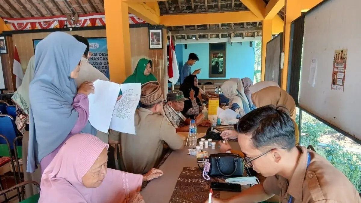 PELAYANAN KESEHATAN: Petugas puskesmas saat melakukan pemeriksaan kesehatan warga Kecamatan Tunjungan. (ISTIMEWA/RADARBOJONEGORO)