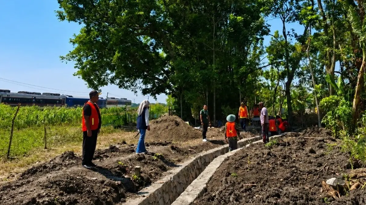 REHABILITASI JARINGAN: Salah Satu proyek pembangunan jaringan irigasi aliran Bengawan Solo di Kecamatan Jati. (ACHMAD SYAEROZI/RADAR BOJONEGORO)