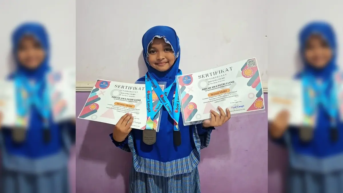 JUARA: Aqilah Awa Putri Liano berhasil menjadi juara Juara Olimpiade Matematika dan Bahasa Inggris Nasional pada 2025.(ISTIMEWA/RADAR BOJONEGORO )
