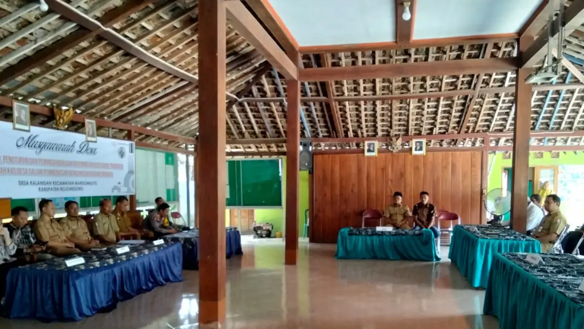MUSDES: Pemdes menggelar musyawarah tentang permintaan pengembalian uang pembebasan lahan Bendungan Karangnongko. (YANA DWI KURNIYA WATI/RADAR BOJONEGORO)