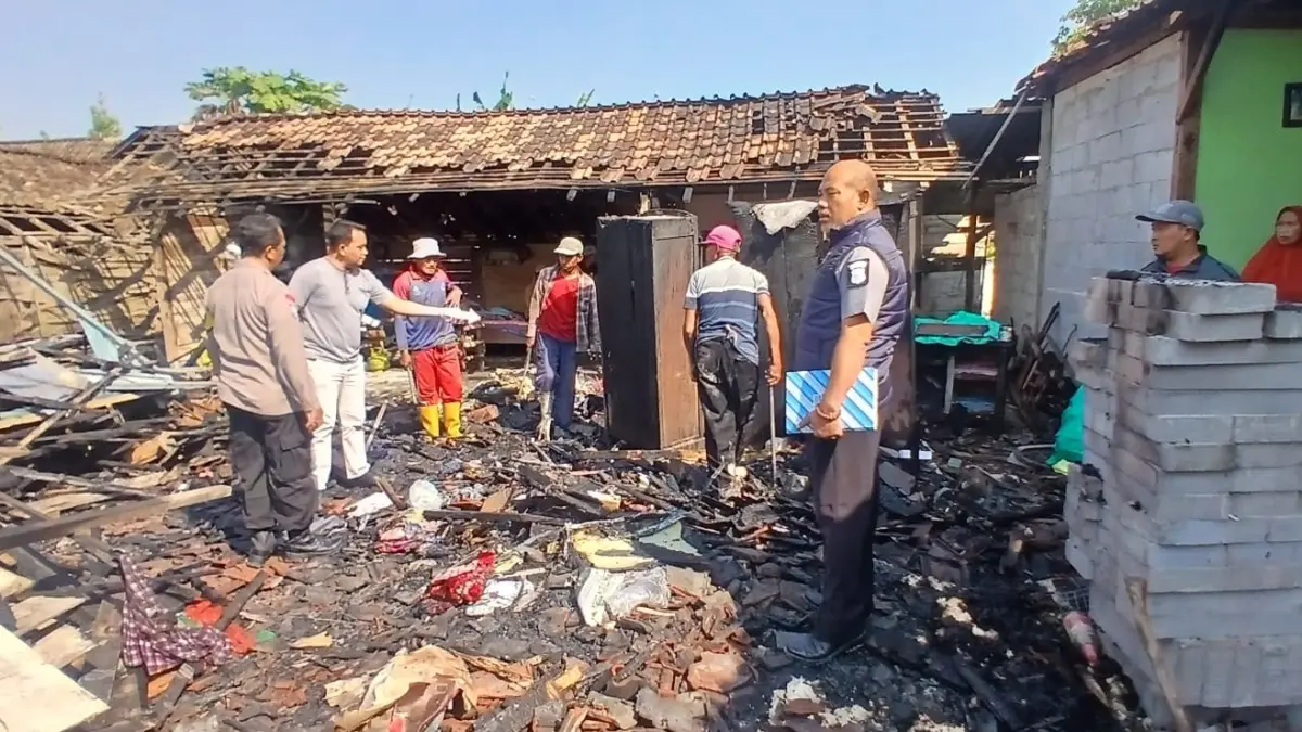 OLAH TKP: Petugas melakukan olah TKP di titik rumah yang mengalami kebakaran. (RAHUL OSCARRA DUTA/RDR.BJN)