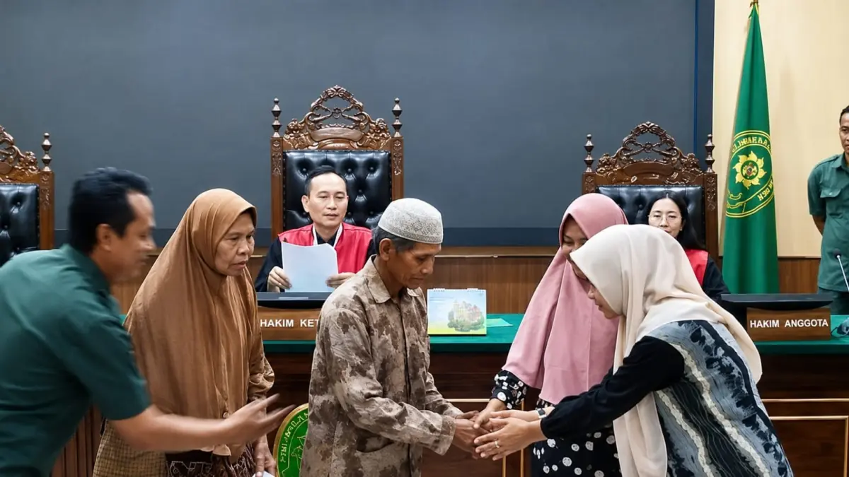 SALING MEMAAFKAN: Mbah Sujimah dan Mbah Pandi berjabat tangan dengan Febi saat proses persidangan berlangsung.(ACHMAD SYAEROYZI/RDR.BJN)
