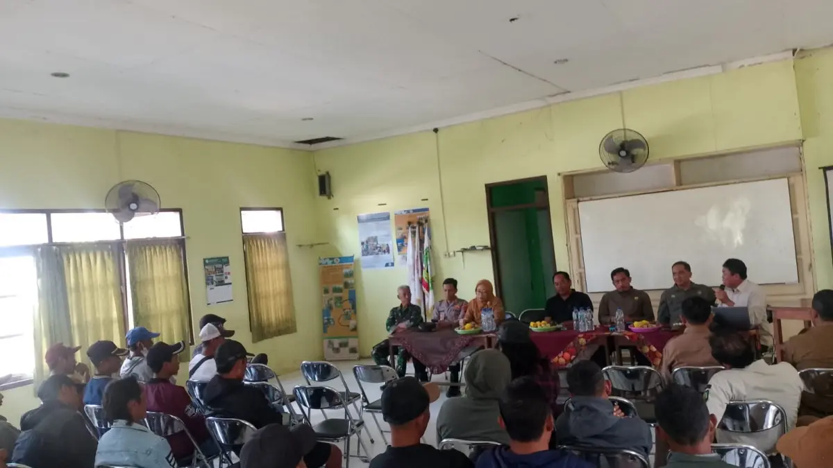 TUNTUT KEADILAN: Puluhan warga Desa Nglebak, Kecamatan Kradenan, mendatangi kantor perwakilan KHDTK UGM, guna menuntut pembebasan Sekretaris Desa Nglebak, Mariyono.(ACHMAD SYAEROYZI/RDR.BJN )
