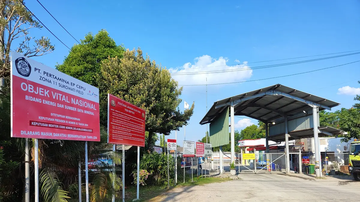 ANDHIKA FERIAWAN/RADAR BOJONEGORODI TENGAH PERMUKIMAN: Lapangan PT Pertanima EP Field Sukowati dekat dengan permukiman warga. Perusahaan pelat merah itu sedang menambah lahan sekitar 2 ha.(ANDHIKA FERIAWAN/RADAR BOJONEGORO)
