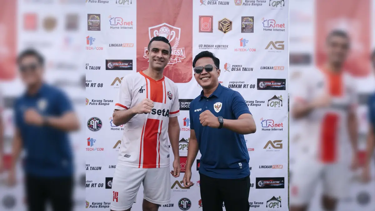 KOMENTATOR BOLA: Haniv Azhar (kanan), komentator olahraga di Bojonegoro, pertandingan tarkam hingga kompetisi profesional. (M. IRVAN RAMADHON/RADAR BOJONEGORO)