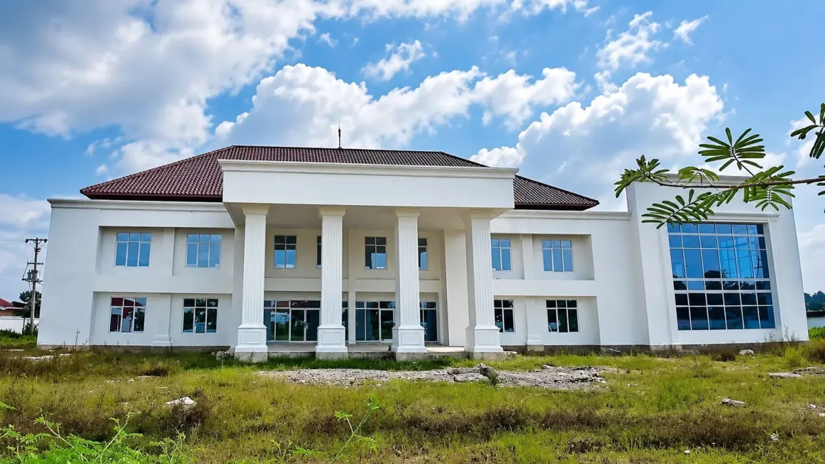 MEGAH: Gedung baru Kejaksaan Negeri Blora di Jalan Blora – Cepu hingga kini belum ditempati. (ACHMAD SYAEROYZI/RDR.BJN )
