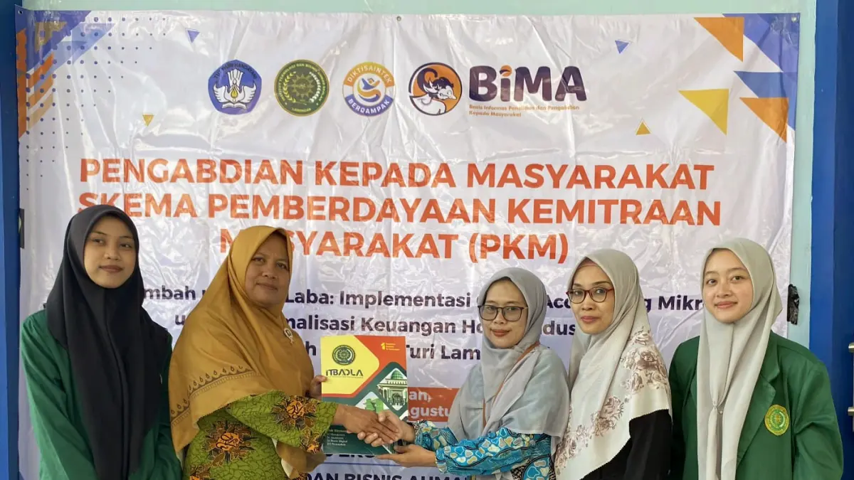 SERAH TERIMA :  TTG (Teknologi Tepat Guna) Ketua Pelaksana PKM ITBADLA dengan Mitra Aisyiyah Cabang Turi.
