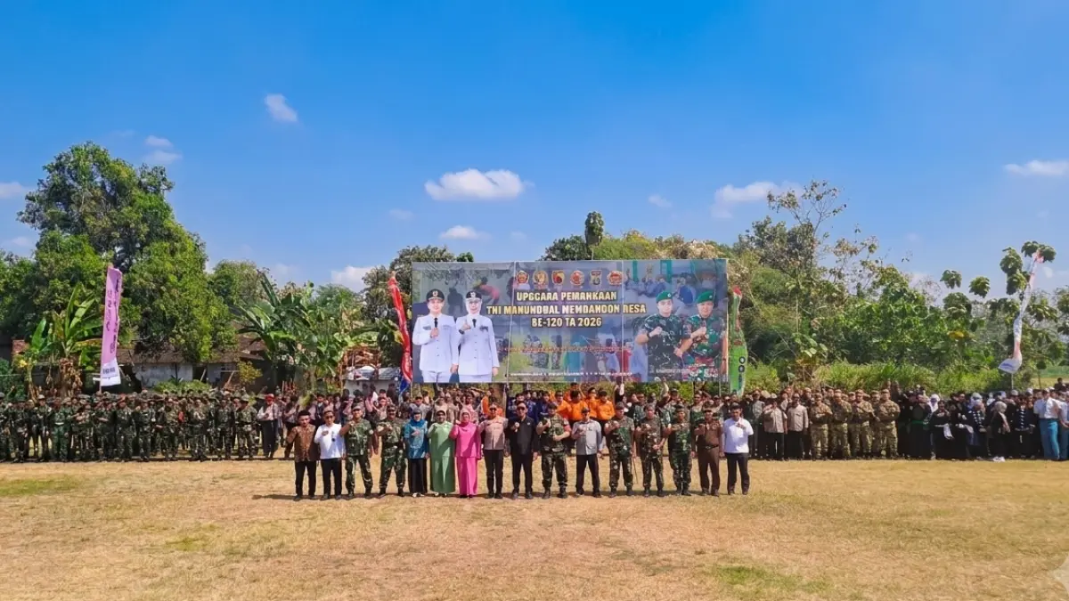 TMMD: Foto bersama Bupati Bojonegoro Setyo Wahono saat membuka TMMD ke-129 di Lapangan Desa Mlideg, Kecamatan Kedungadem(ISTIMEWA/RADAR BOJONEGORO)