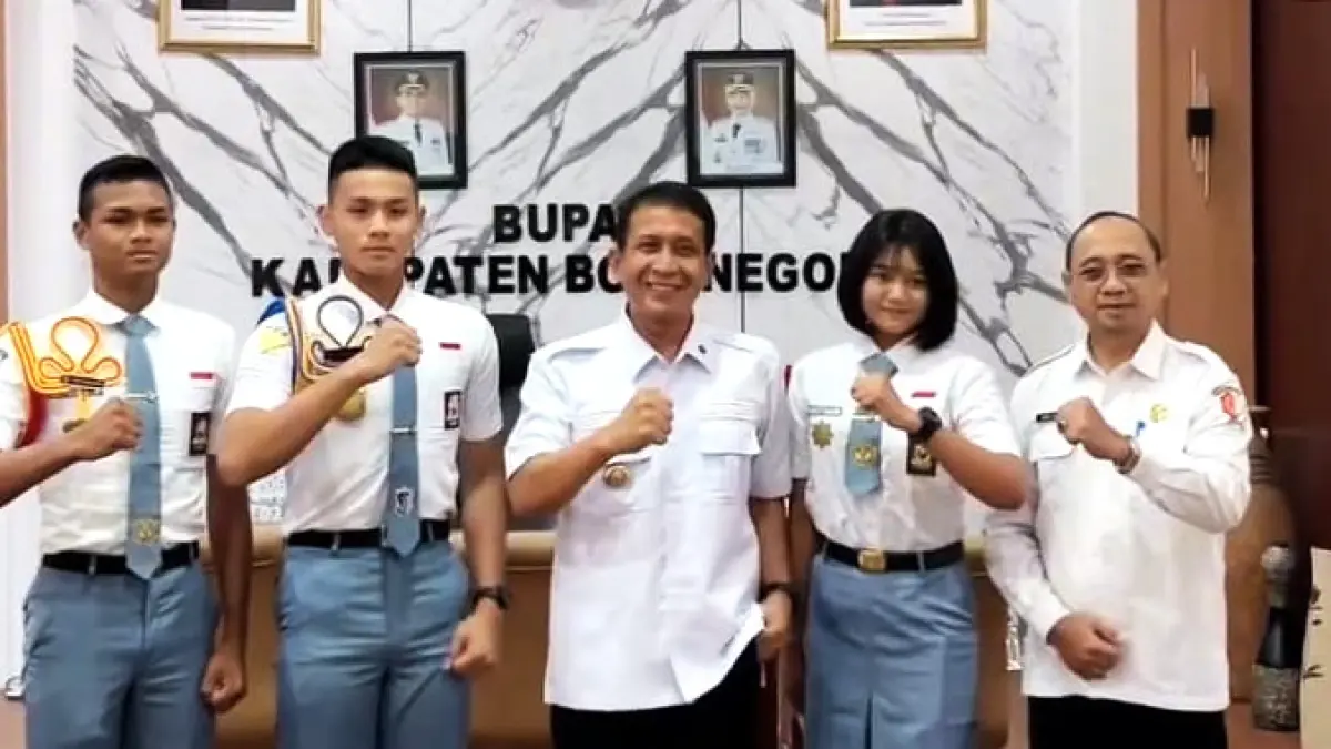 PRESTASI: Tiga taruna Smada Tappra berfoto bersama Bupati Bojonegoro Setyo Wahono dan Kepala Bakesbangpol Bojonegoro Amir Syahid usai pertemuan hangat sebelum keberangkatan ke pemusatan latihan paskibraka nasional maupun provinsi. (ISTIMEWA/RADAR BOJONEGORO)