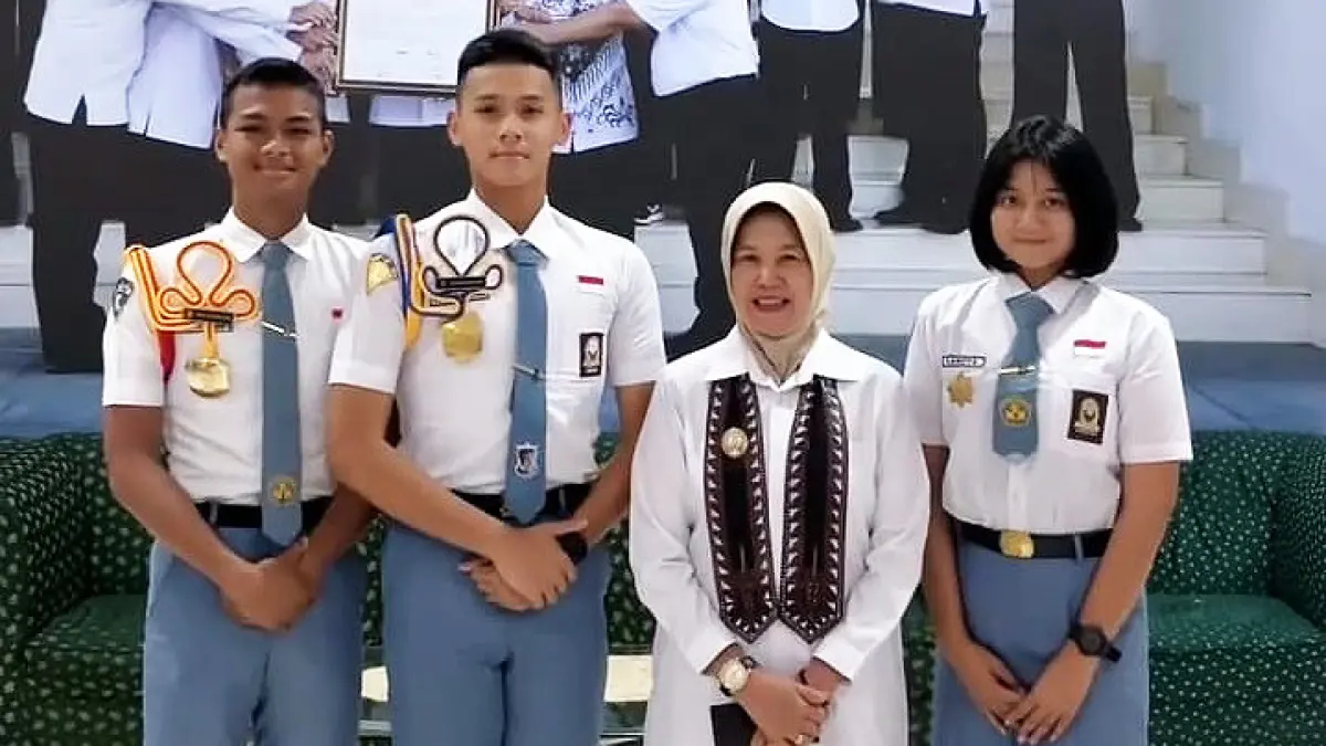 HEBAT: Tiga taruna Smada Tappra yang lolos paskibraka provinsi dan nasional berkesempatan menghadap Wakil Bupati Bojonegoro Nurul Azizah untuk meminta doa dan restu. (ISTIMEWA/RADAR BOJONEGORO)