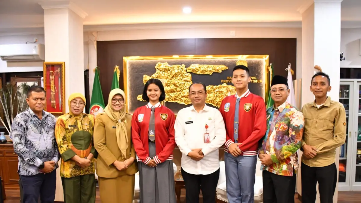 RESTU: Raihan taruna yang lolos ke paskibraka nasional bersama Plt Kepala Smada Tappra Muhadi Prayitno juga berkunjung ke Kepala Bakesbangpol Jatim Eddy Supriyanto untuk berpamitan. (ISTIMEWA/RADAR BOJONEGORO)