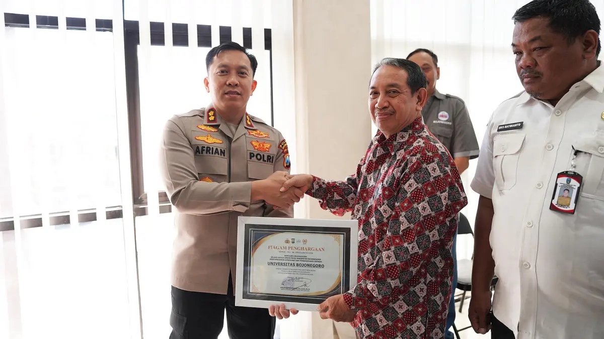 Universitas Bojonegoro (Unigoro) menerima penghargaan dari Kapolres Bojonegoro AKBP Afrian Satya Permadi, S.H., S.I.K., M.I.K. (UNIGORO FOR RADAR BOJONEGORO)