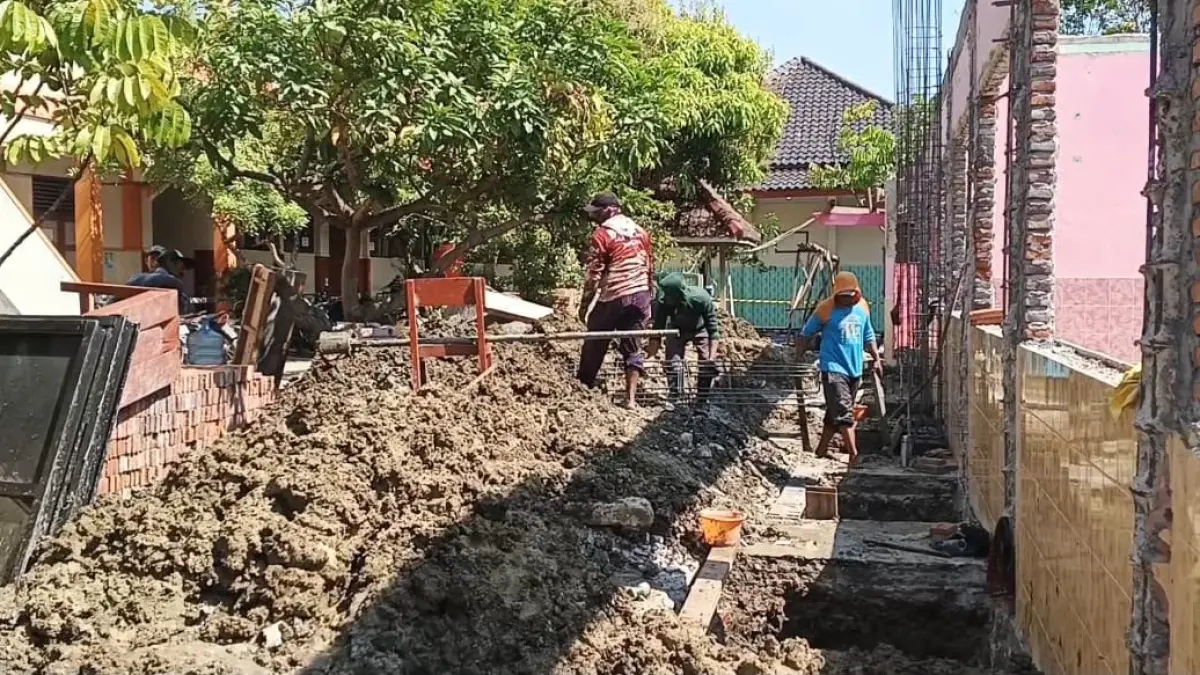 TIDAK MENGENAKAN APD : Pekerja proyek revitalisasi SMAN 1 Randublatung. (RAHUL/RADAR BOJONEGORO)
